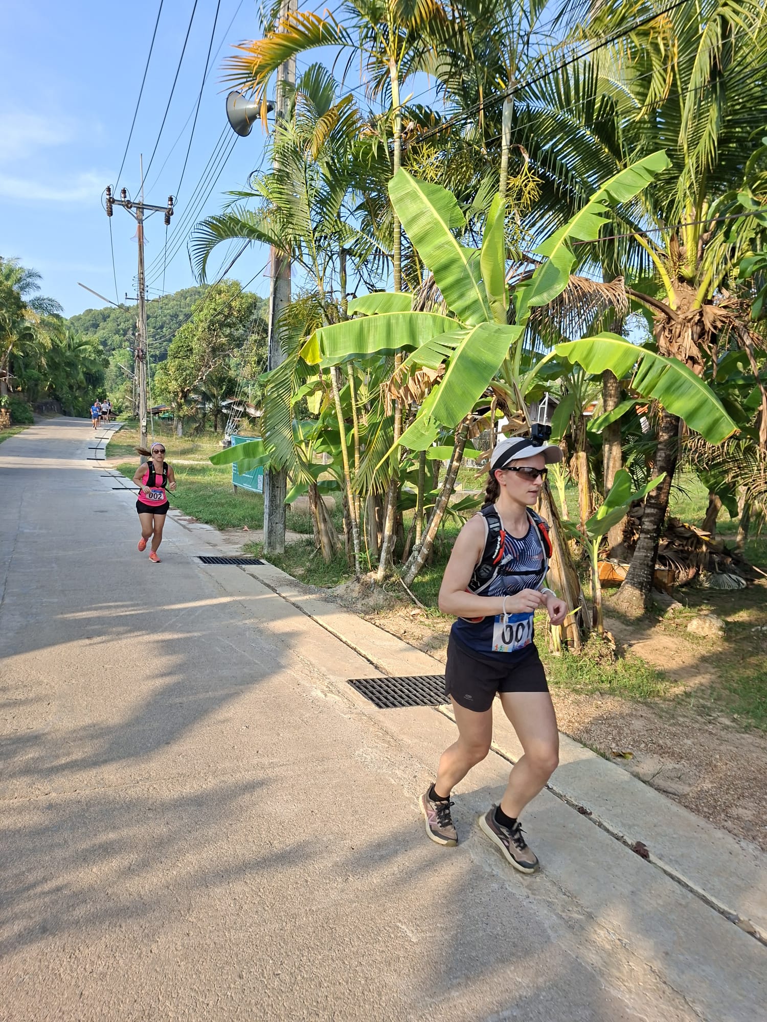 Une participante courant sur un chemin tropical