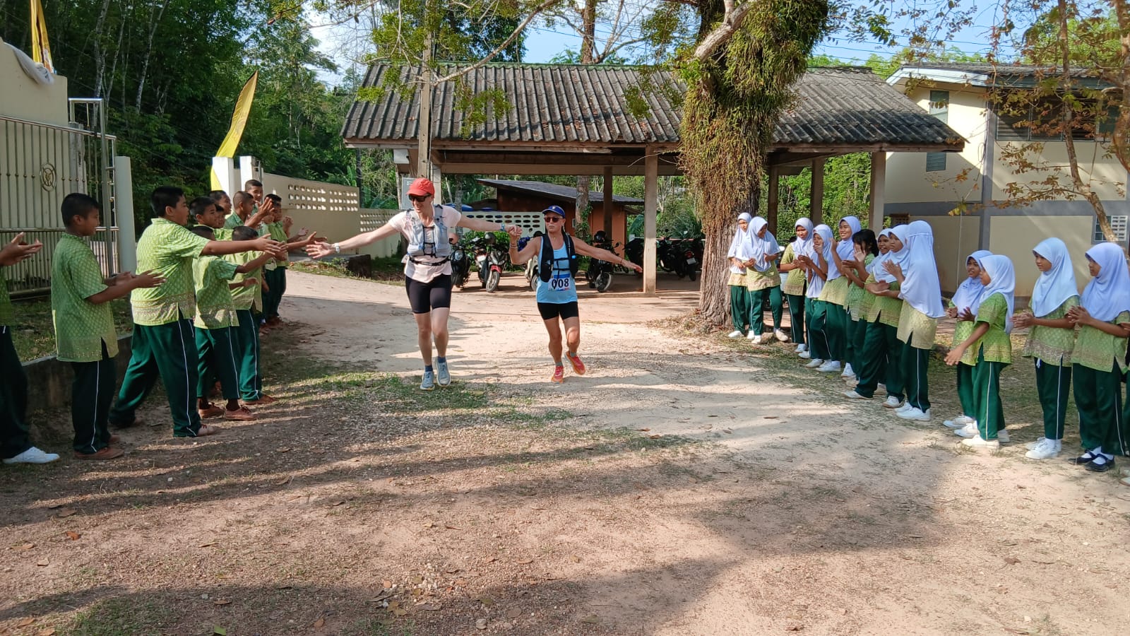 Participantes de Wai Tchai Run accueillies par des élèves en Thaïlande