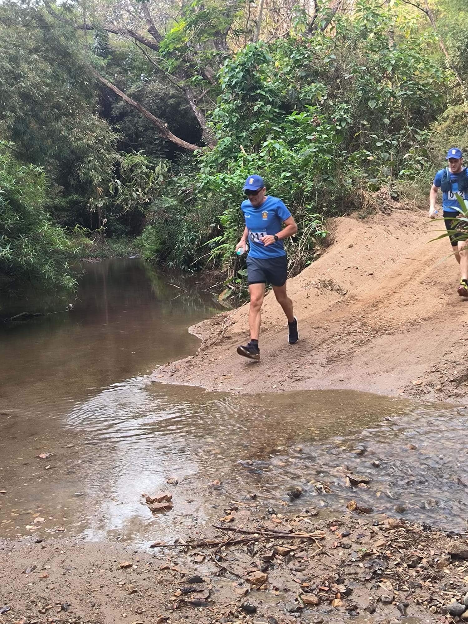 Un coureur près d’un cours d’eau en Thaïlande