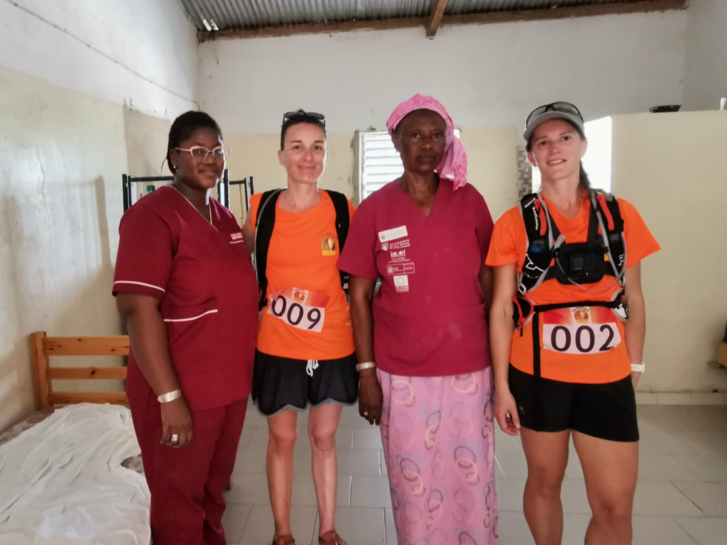 Participants de Teranga Run devant le marché en cours d’aménagement au Sénégal