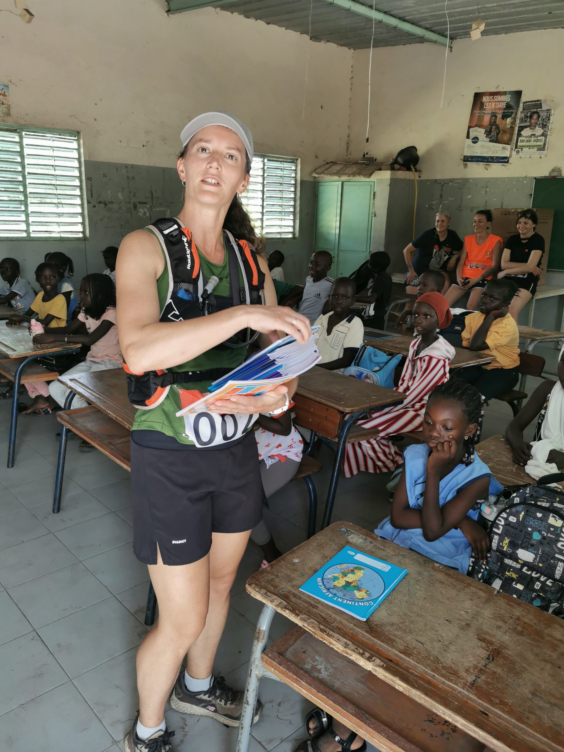 Distribution de fournitures scolaires dans une classe à Toubacouta