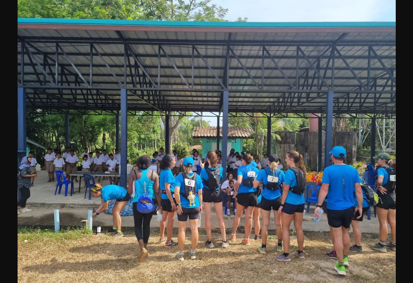 Participants entourés d’enfants en Thaïlande